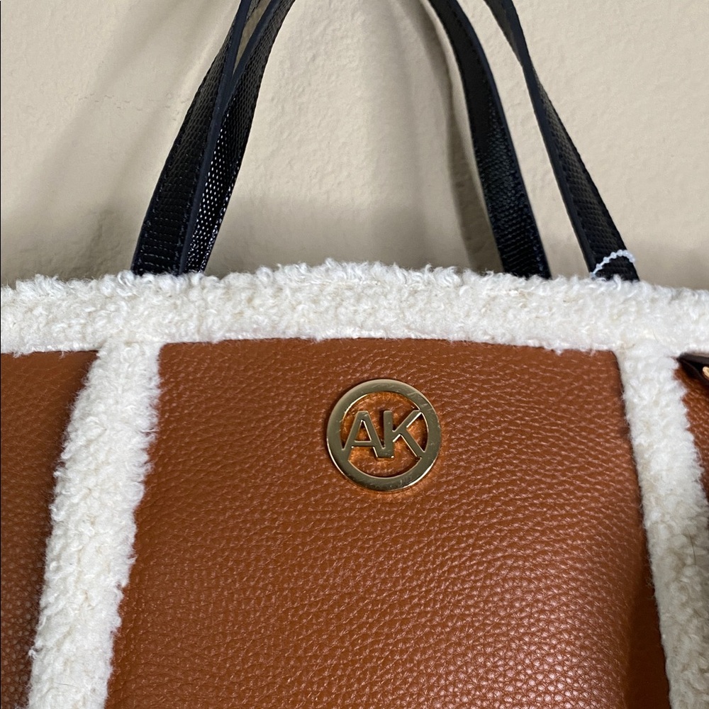 ANN KLEIN Sherpa Faux Leather small crossbody tote bag like new!!! ⭐️⭐️❤️ - Picture 3 of 9